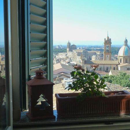 Casa Tipica Siciliana Patronale Home Bedandbreakfast Tremetrisoprailcielo Camere Con Vista, Colazione Interna In Terrazzo Panoramico 卡尔塔吉罗 外观 照片