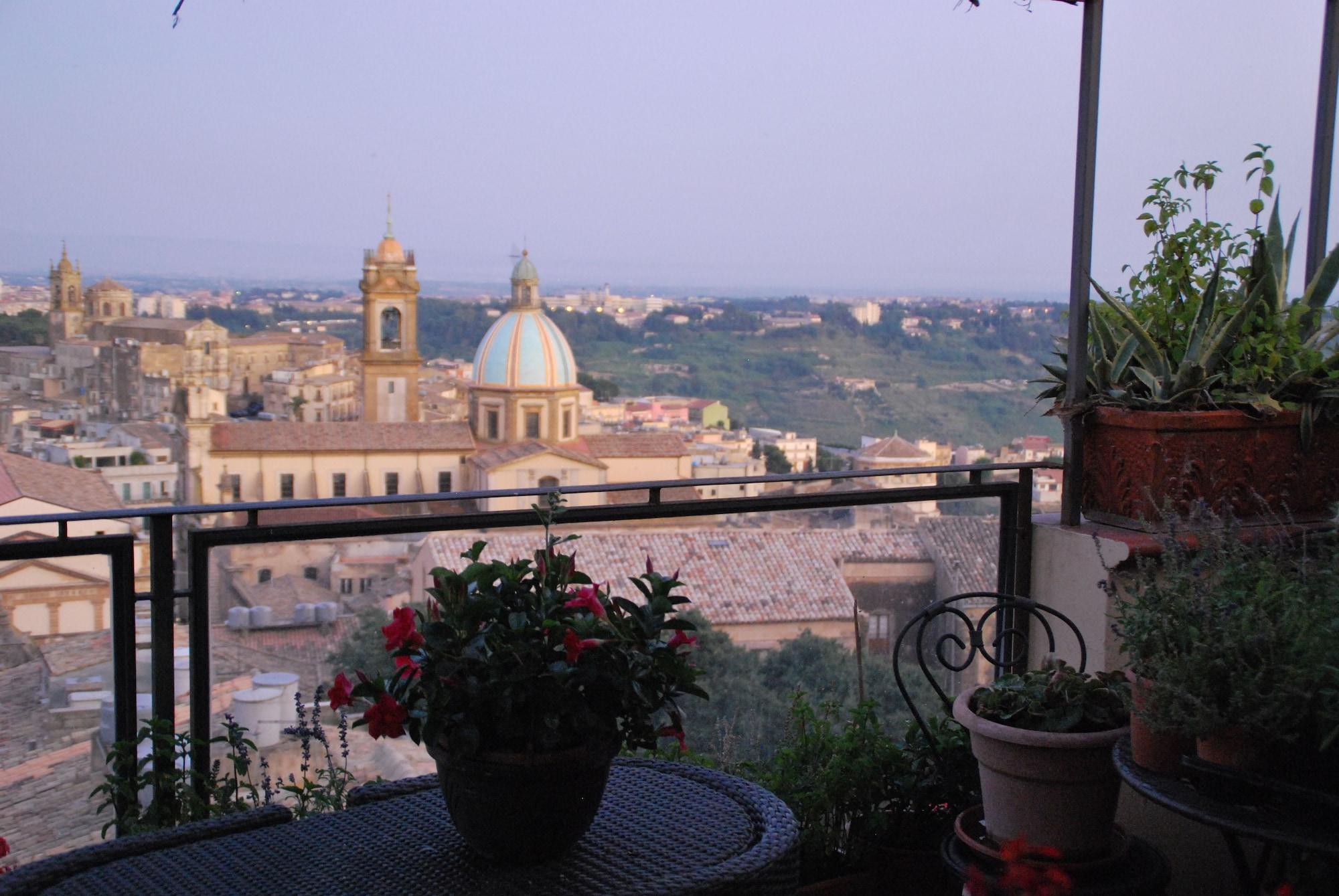 Casa Tipica Siciliana Patronale Home Bedandbreakfast Tremetrisoprailcielo Camere Con Vista, Colazione Interna In Terrazzo Panoramico 卡尔塔吉罗 外观 照片