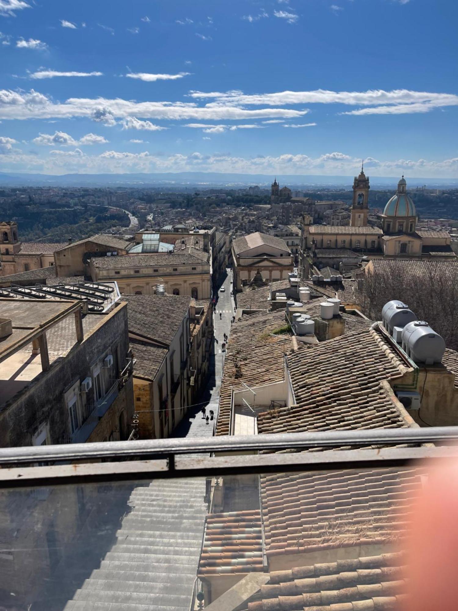 Casa Tipica Siciliana Patronale Home Bedandbreakfast Tremetrisoprailcielo Camere Con Vista, Colazione Interna In Terrazzo Panoramico 卡尔塔吉罗 外观 照片