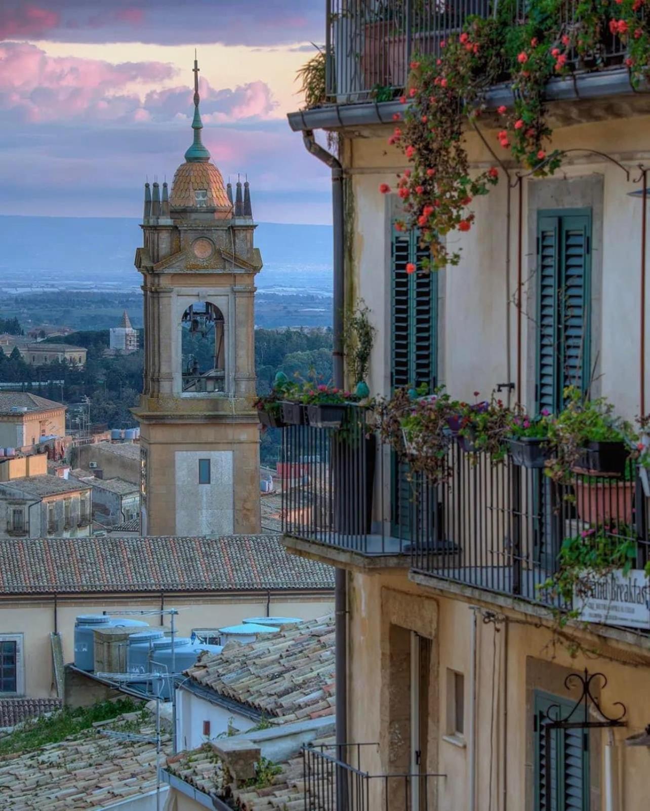 Casa Tipica Siciliana Patronale Home Bedandbreakfast Tremetrisoprailcielo Camere Con Vista, Colazione Interna In Terrazzo Panoramico 卡尔塔吉罗 外观 照片