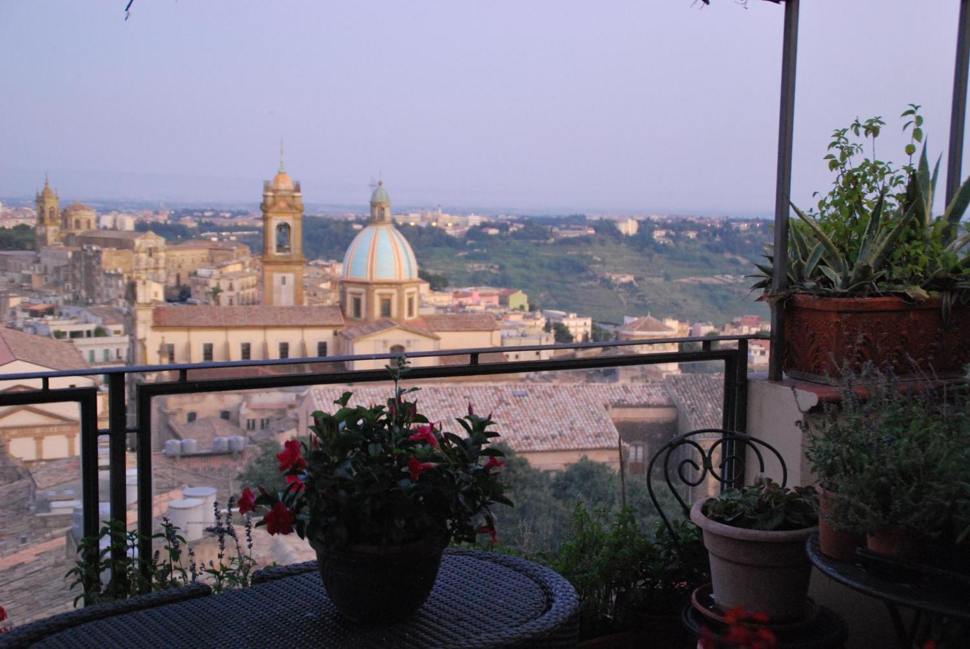 Casa Tipica Siciliana Patronale Home Bedandbreakfast Tremetrisoprailcielo Camere Con Vista, Colazione Interna In Terrazzo Panoramico 卡尔塔吉罗 外观 照片