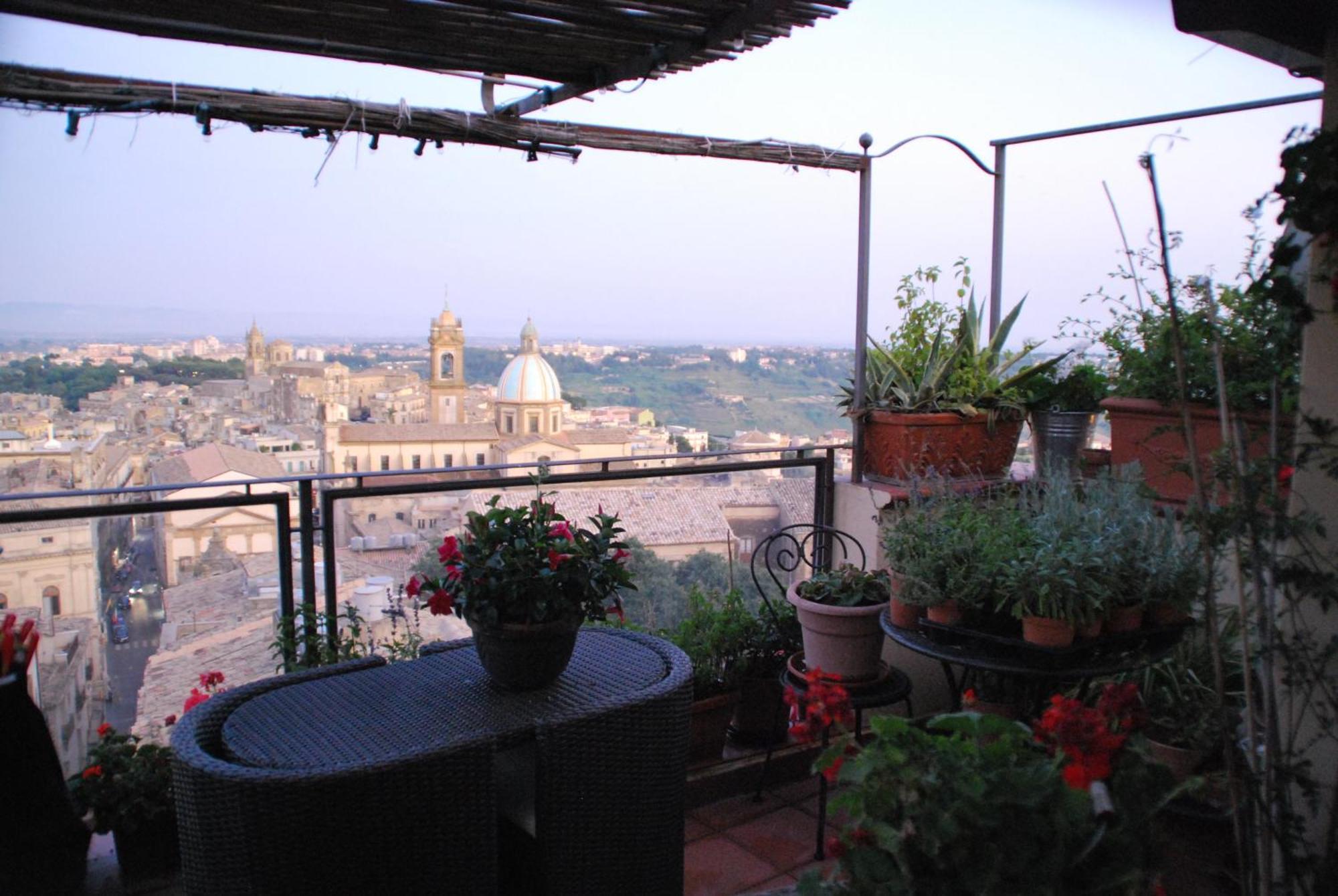 Casa Tipica Siciliana Patronale Home Bedandbreakfast Tremetrisoprailcielo Camere Con Vista, Colazione Interna In Terrazzo Panoramico 卡尔塔吉罗 外观 照片