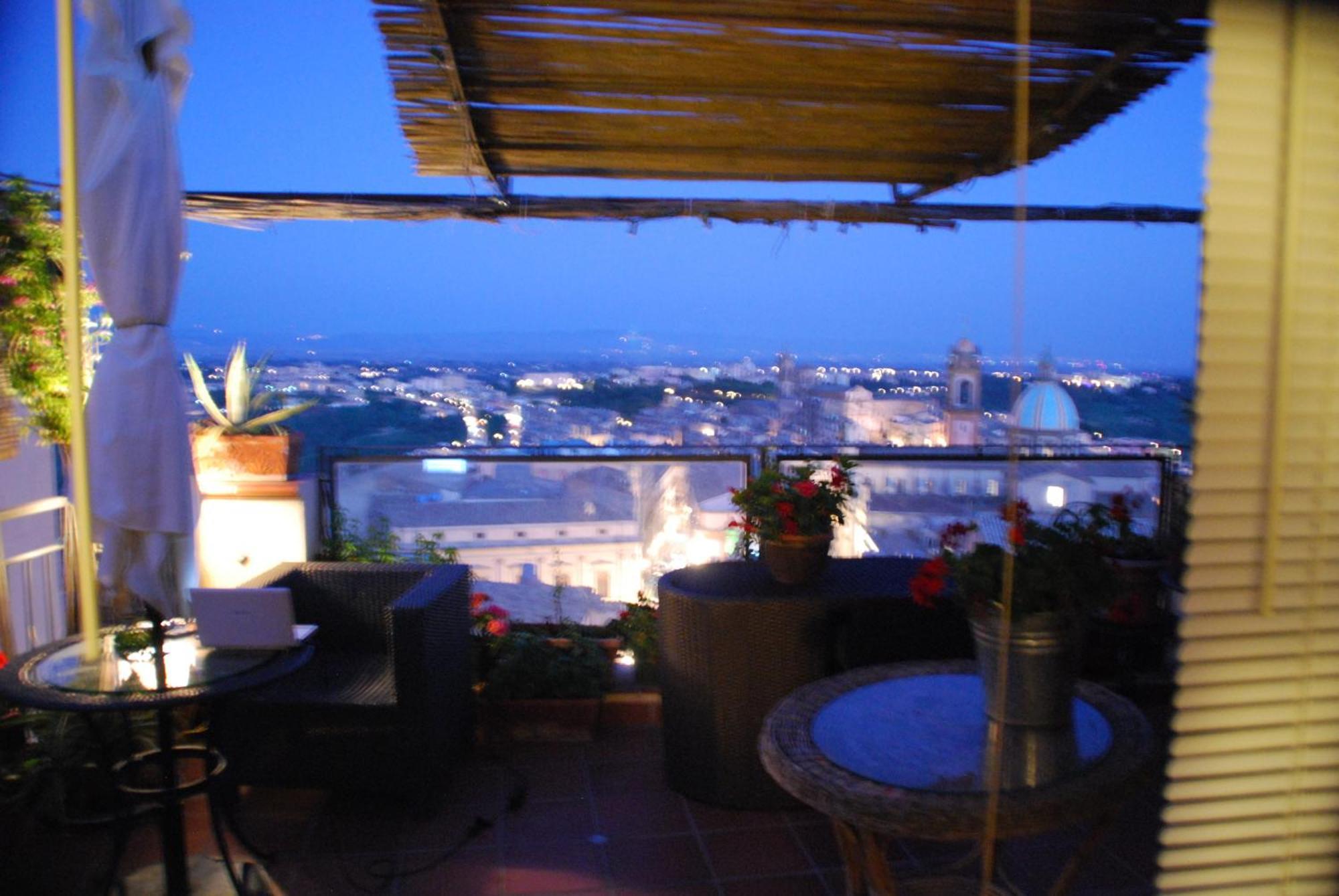Casa Tipica Siciliana Patronale Home Bedandbreakfast Tremetrisoprailcielo Camere Con Vista, Colazione Interna In Terrazzo Panoramico 卡尔塔吉罗 外观 照片