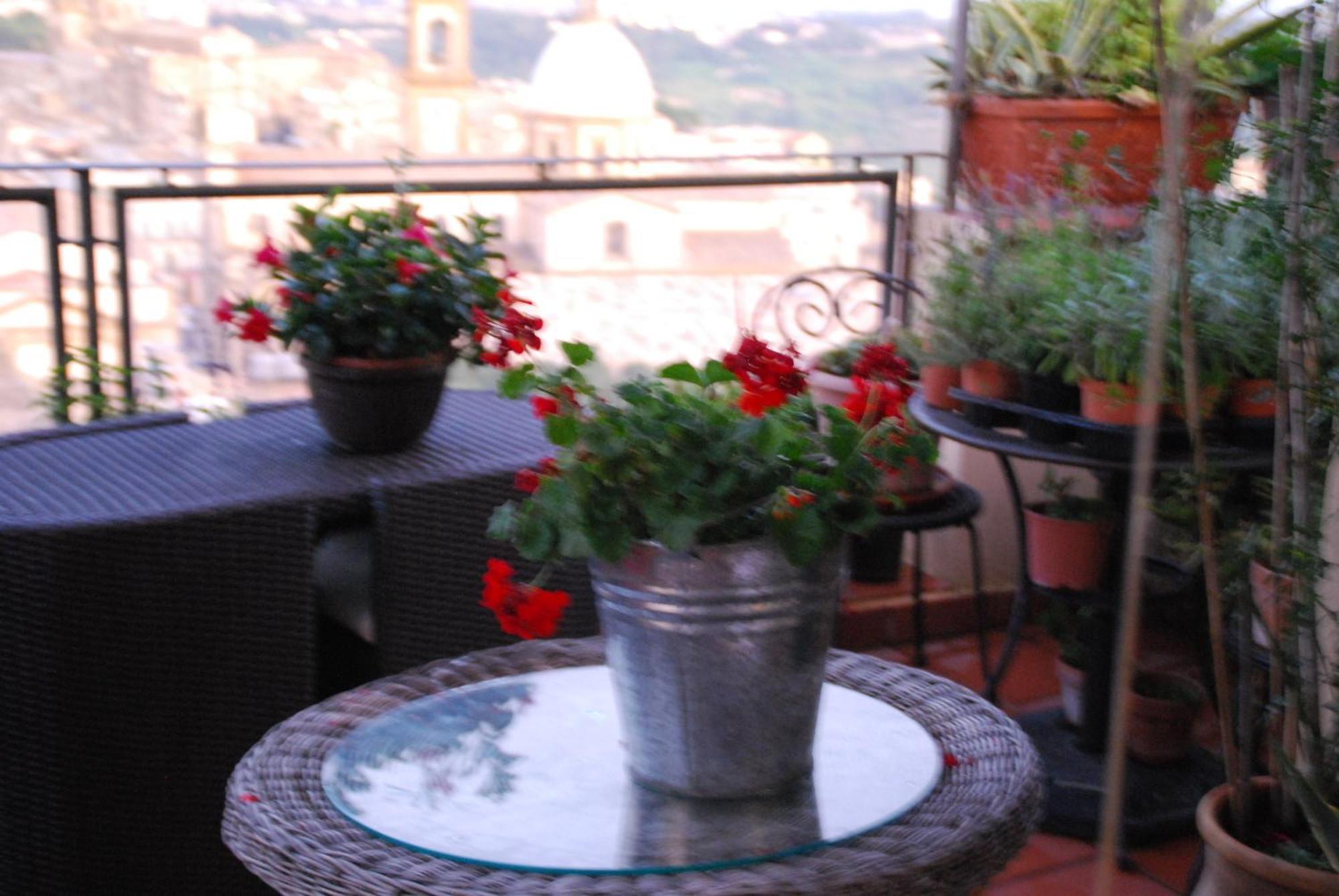 Casa Tipica Siciliana Patronale Home Bedandbreakfast Tremetrisoprailcielo Camere Con Vista, Colazione Interna In Terrazzo Panoramico 卡尔塔吉罗 外观 照片