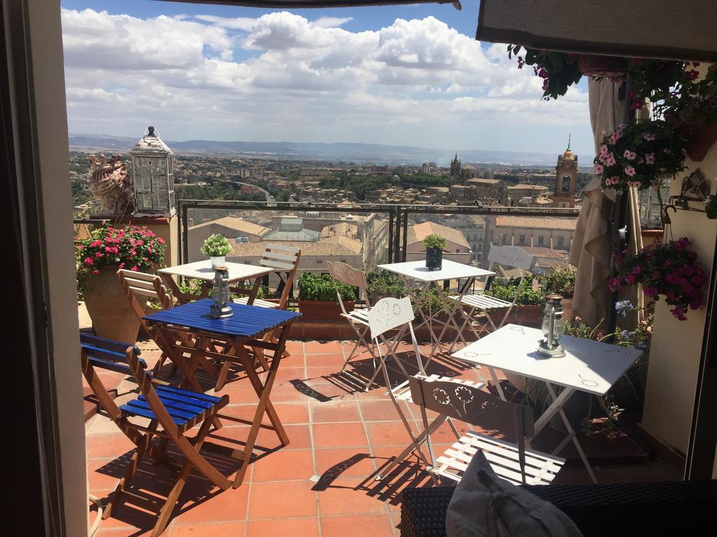 Casa Tipica Siciliana Patronale Home Bedandbreakfast Tremetrisoprailcielo Camere Con Vista, Colazione Interna In Terrazzo Panoramico 卡尔塔吉罗 外观 照片