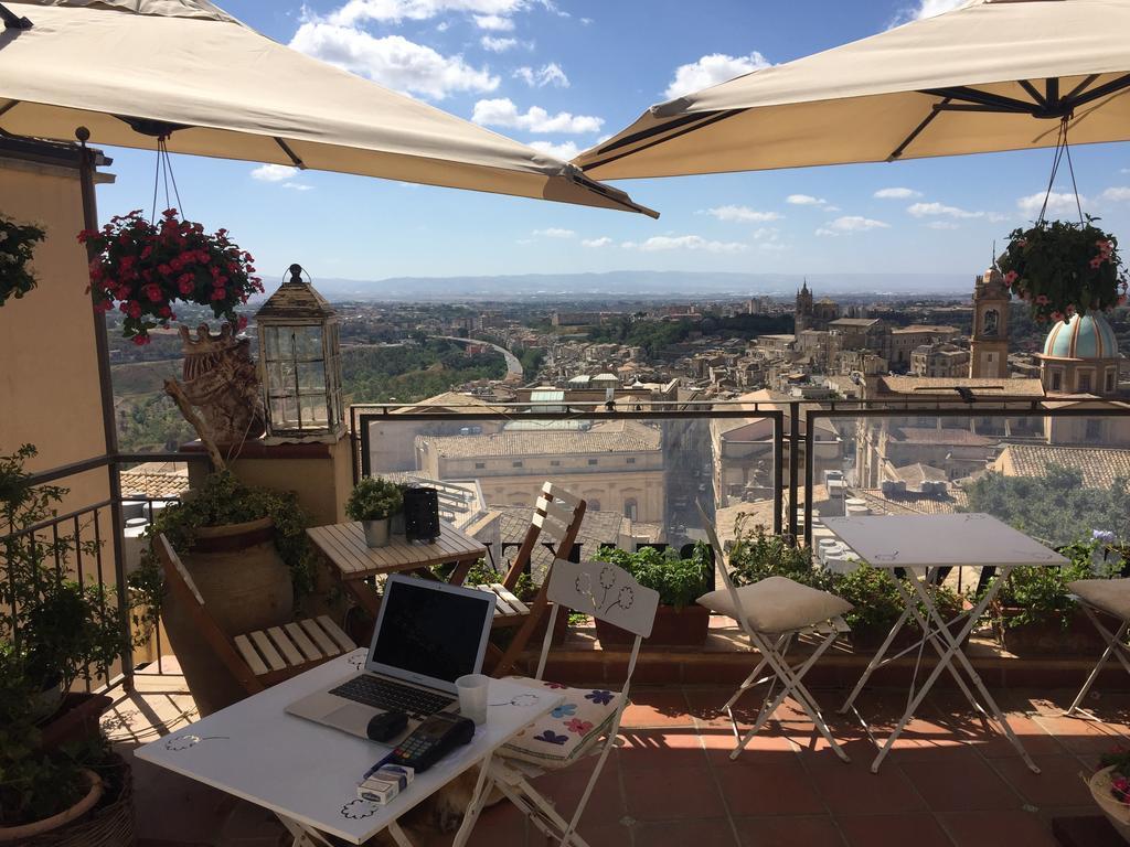 Casa Tipica Siciliana Patronale Home Bedandbreakfast Tremetrisoprailcielo Camere Con Vista, Colazione Interna In Terrazzo Panoramico 卡尔塔吉罗 外观 照片