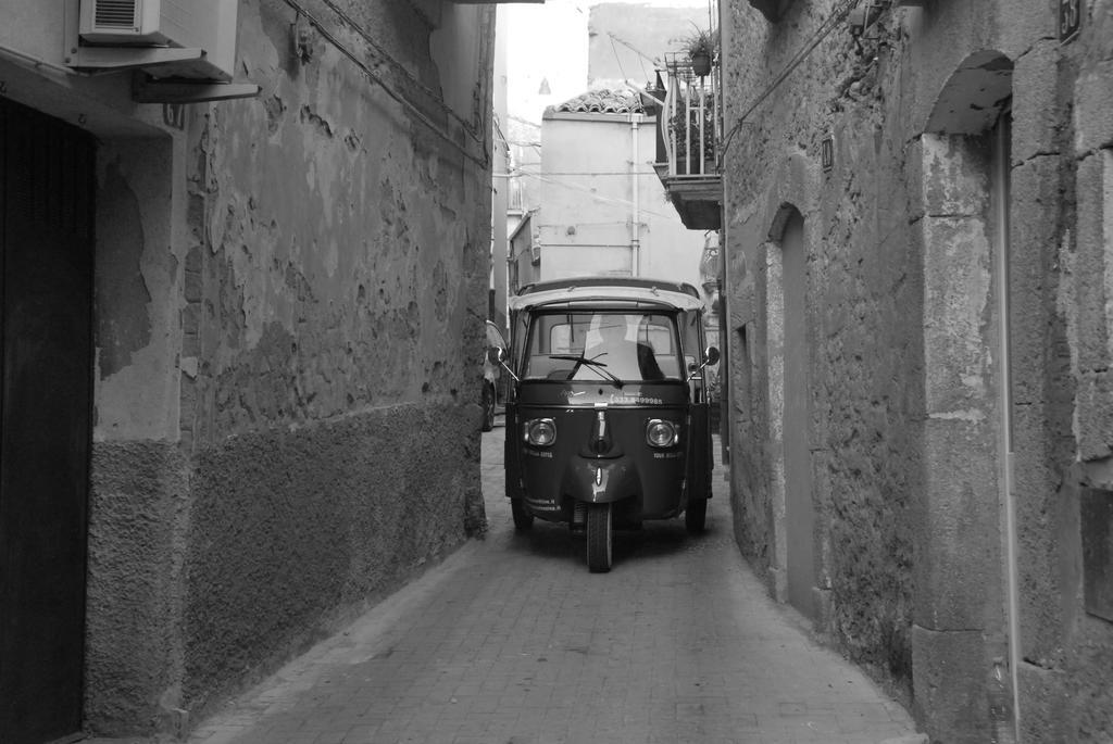 Casa Tipica Siciliana Patronale Home Bedandbreakfast Tremetrisoprailcielo Camere Con Vista, Colazione Interna In Terrazzo Panoramico 卡尔塔吉罗 外观 照片