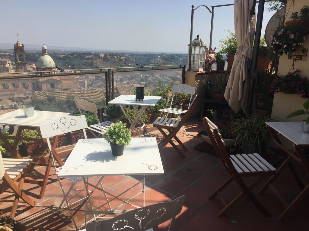 Casa Tipica Siciliana Patronale Home Bedandbreakfast Tremetrisoprailcielo Camere Con Vista, Colazione Interna In Terrazzo Panoramico 卡尔塔吉罗 外观 照片