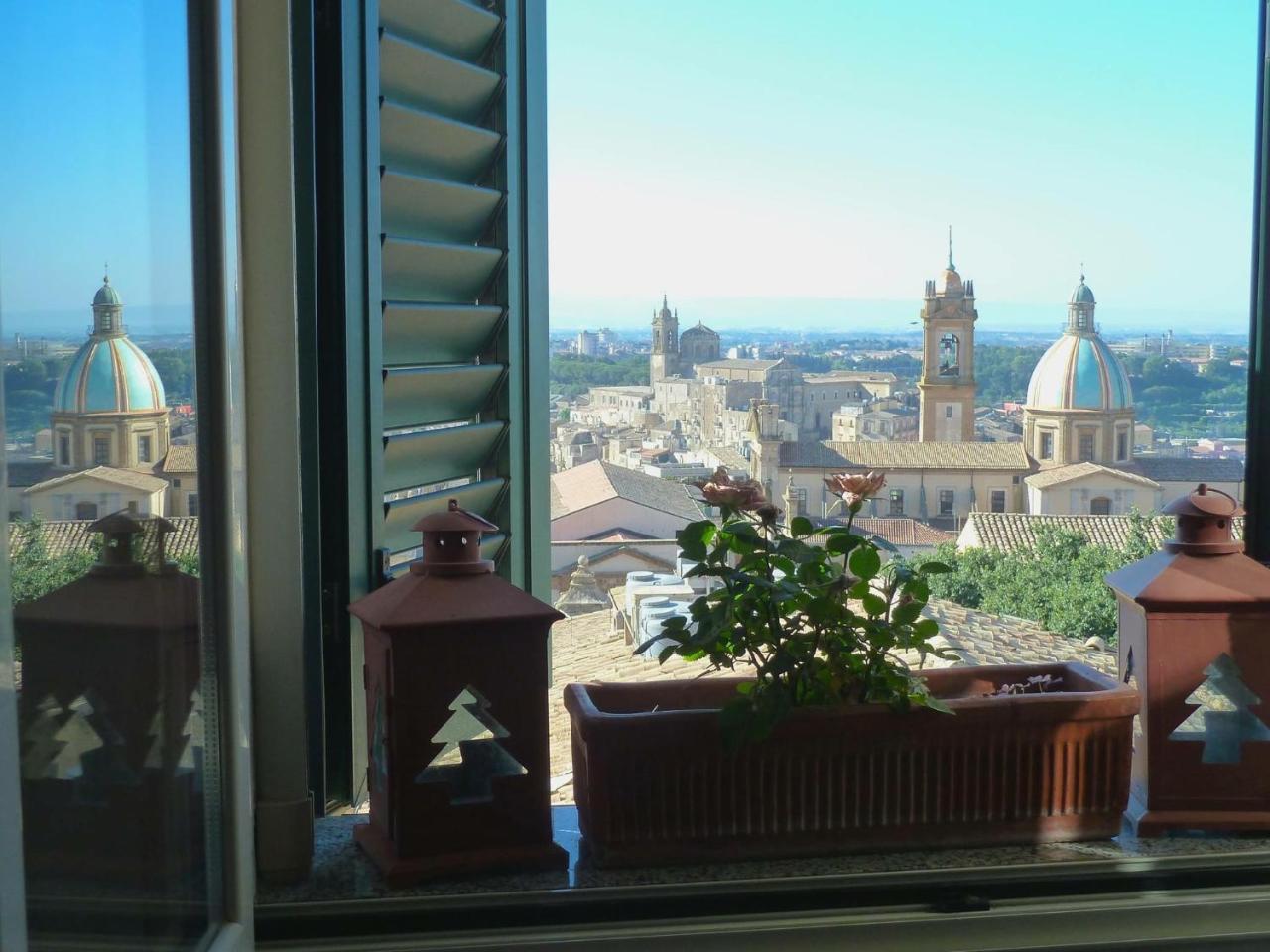 Casa Tipica Siciliana Patronale Home Bedandbreakfast Tremetrisoprailcielo Camere Con Vista, Colazione Interna In Terrazzo Panoramico 卡尔塔吉罗 外观 照片