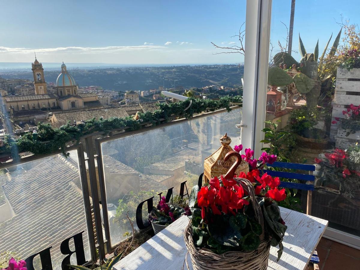 Casa Tipica Siciliana Patronale Home Bedandbreakfast Tremetrisoprailcielo Camere Con Vista, Colazione Interna In Terrazzo Panoramico 卡尔塔吉罗 外观 照片